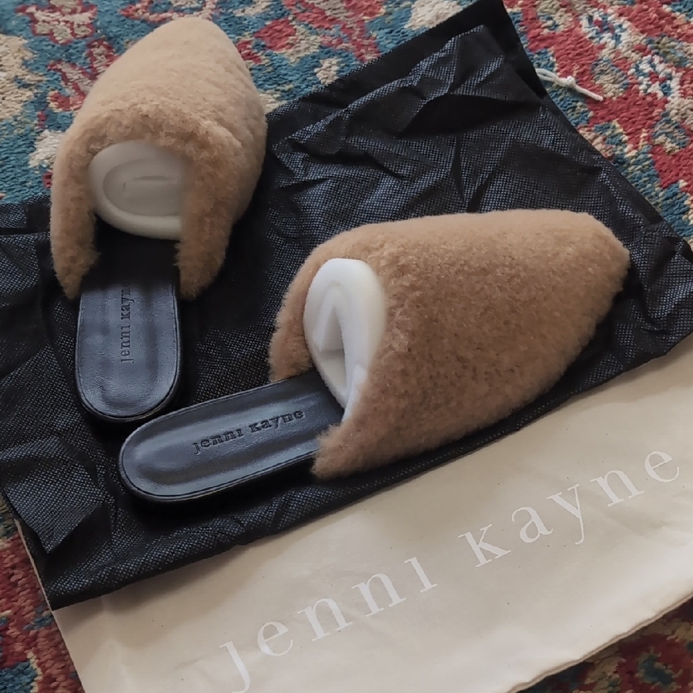 NIB Jenni Kayne Fuzzy Shearling Mules in Warm Brown - Picture 3 of 4